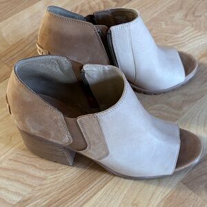 Sorel Tan and Cream Peep-Toe Mules/Boots. Chunky heel zipper up side